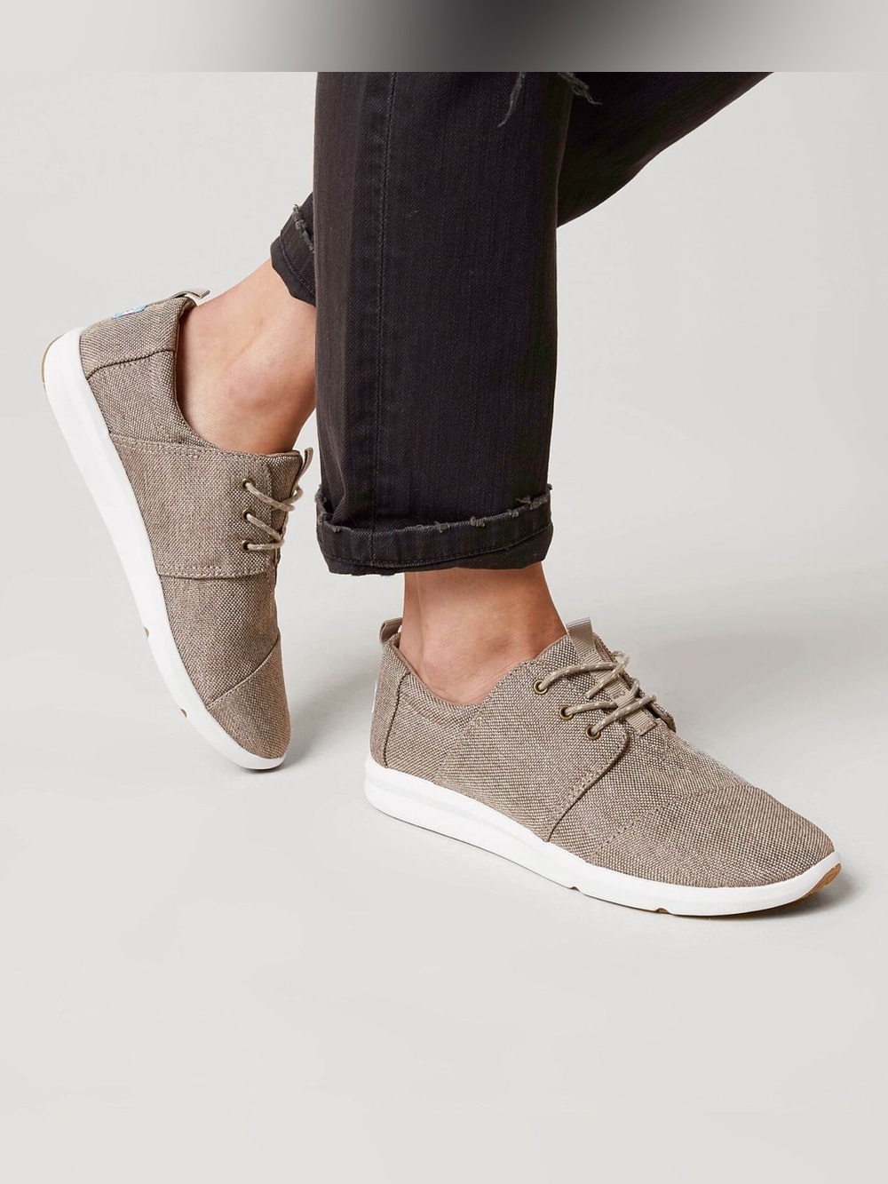TOMS Women’s Tan Del Rey Canvas Lace-Up Sneakers